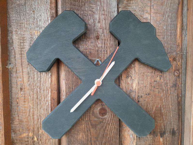 Einzigartige Holzuhr Hammer und Schlegel Schwarz Erzgebirge. Das Holz ist Behandelt und ein Produkt der Marke Holzkopf aus dem Erzgebirge.
