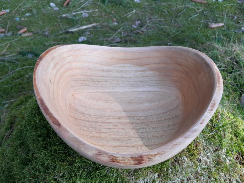 Diese wunderschöne Holzschüssel aus Kirschholz wurde von der Firma Holzkopf aus dem Erzgebirge mit Hand gefertigt, jede einzelne Holzschale ist ein Unikat und wird nicht noch einmal geben