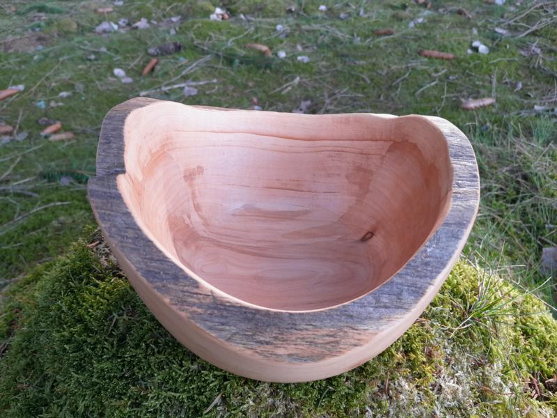 Diese wunderschöne Holzschüssel aus Kirschholz wurde von der Firma Holzkopf aus dem Erzgebirge mit Hand gefertigt, jede einzelne Holzschale ist ein Unikat und wird nicht noch einmal geben