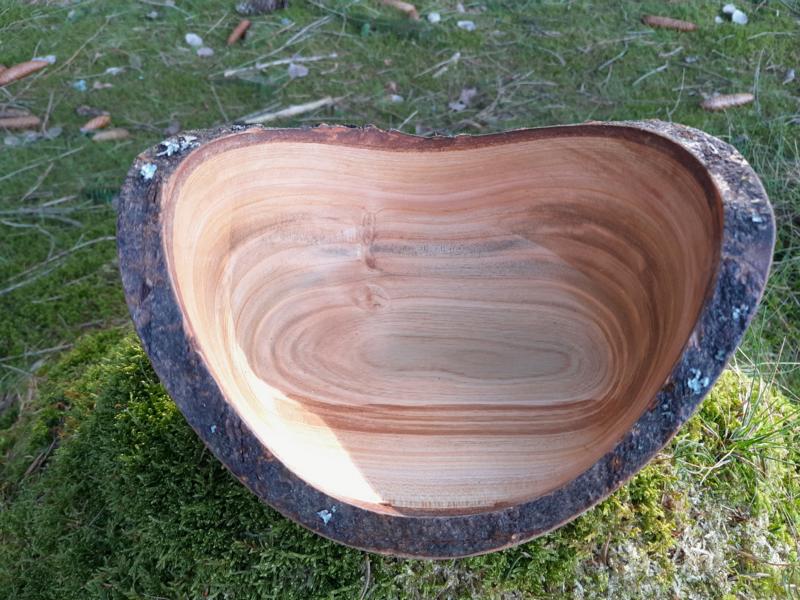 Diese wunderschöne Holzschüssel aus Kirschholz wurde von der Firma Holzkopf aus dem Erzgebirge mit Hand gefertigt, jede einzelne Holzschale ist ein Unikat und wird nicht noch einmal geben