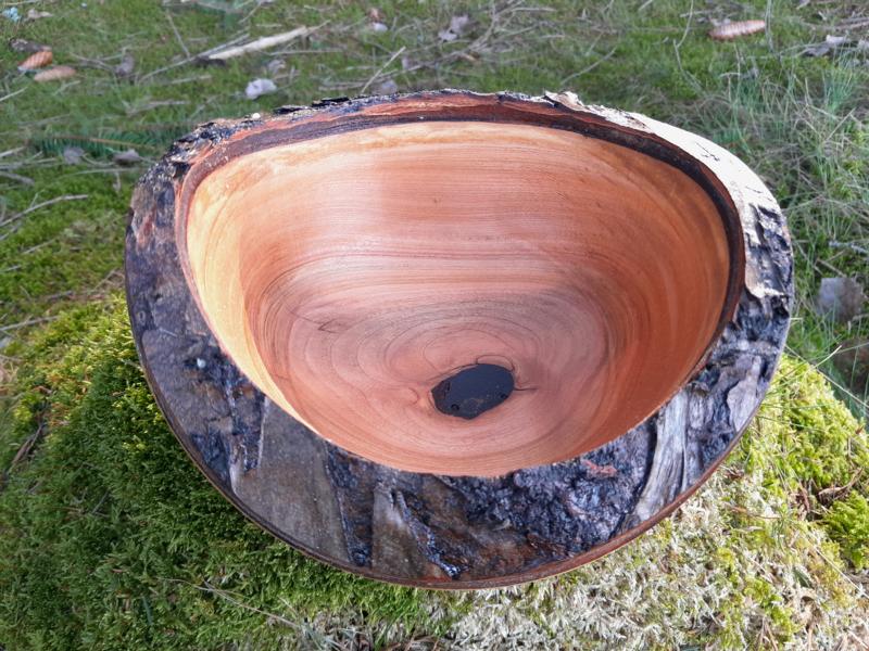 Diese wunderschöne Holzschüssel aus Kirschholz wurde von der Firma Holzkopf aus dem Erzgebirge mit Hand gefertigt, jede einzelne Holzschale ist ein Unikat und wird nicht noch einmal geben