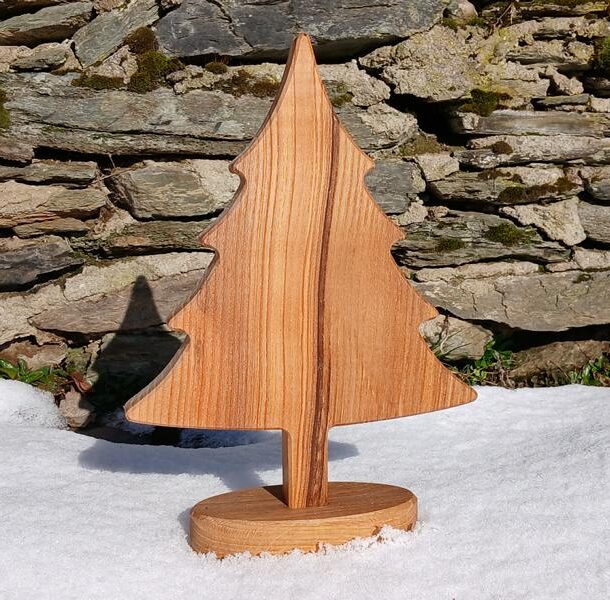 ​Urwald-Tännchen ​Eichenbaum Deko ​Rustikale Holzdeko ​Weihnachtsbaum Holz massiv ​Holzkopfshop ​Handgefertigter Tannenbaum Eiche ​Dekobaum mit Astloch und Rissen ​Rustikale Tischdeko Weihnachten ​Unikat Holzbaum massiv ​Nachhaltige Weihnachtsdeko Holz