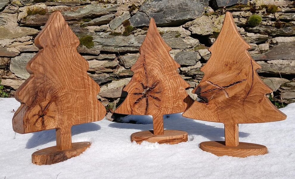 Urwald-Tännchen Eichenbaum Deko Rustikale Holzdeko Weihnachtsbaum Holz massiv Holzkopfshop Handgefertigter Tannenbaum Eiche Dekobaum mit Astloch und Rissen Rustikale Tischdeko Weihnachten Unikat Holzbaum massiv Nachhaltige Weihnachtsdeko Holz